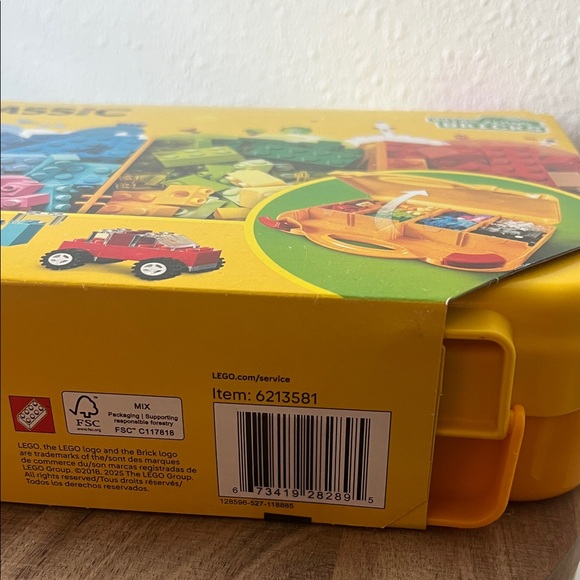 LEGO Classic Creative Suitcase - Picture 3 of 3